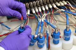 Nachhaltige Batteriekomponenten auf dem Prüfstand: Mit einem Potentiostaten untersuchen Potsdamer Forscher, wie gut die Zellen etwa mit Elektroden oder einem Elektrolyt aus nachwachsenden Rohstoffen funktionieren. Zu dem Zweck laden und entladen sie die Testsysteme mehrfach und messen dabei Strom und Spannung zwischen den Polen.