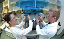 Milena Perovic und Martin Oschatz bereiten eine Messung vor, mit der sie die Oberfläche von Kohlenstoffmaterialien bestimmen. Das Gerät ermittelt, wie viel Gas die vier Proben aufnehmen können, die sich dabei in Kühlgefäßen befinden.