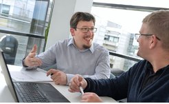 Stoff zum Nachdenken: Clemens Liedel und Martin Oschatz diskutieren neue Ideen, wie sich die nachhaltigere Materialien für Energiespeicher entwickeln lassen.