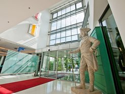 Friedrich II. in der Lobby des Tagungshotels