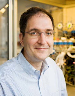 Peter. H. Seeberger und seine Mitarbeiter haben einen vollautomatischen Kohlenhydrat-Synthesizer entwickelt, der über Nacht Zuckerketten auf Bestellung baut.
