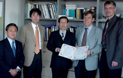 Unterzeichnung des Memorandum of Understanding (MOU), von links nach rechts: Dr. Kamo (Vice President), Dr. Ichinose (Director), Dr. Watanabe (Director General), Prof. Möhwald (Director, MPI), Dr. Dirk G. Kurth (MPI).