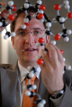 Zucker für Impfstoffe: Peter Seeberger, Direktor am Max-Planck-Institut für Kolloid- und Grenzflächenforschung, und seine Mitarbeiter erforschen die Chemie und Biologie von Kohlenhydraten und schaffen damit die Basis für die Entwicklung neuer Impfstoffe. Diese auf den Markt zu bringen, ist Ziel von Vaxxilon, das die Max-Planck-Gesellschaft und die Actelion Ltd. Gegründet haben.