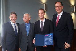 From left to right: Lord Mayor Jann Jakobs, Prof. Dr. Ulrich Buller, Dr. Felix Bröcker and Prof. Dr. Peter H. Seeberger
