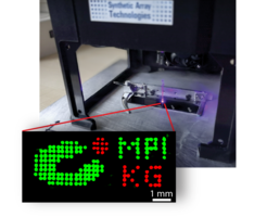 Herstellung eines Mikroarrays mit dem kostengünstigen Do-It-Yourself Aufbau. Der Laser aus einem Blu-ray Player überträgt winzige Mengen an Biomolekülen zielgenau auf eine Oberfläche mit bis zu 2 500 Punkten pro Quadratzentimeter.