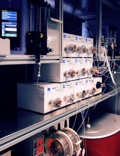 Ein Allzweck-Reaktor: Am Max-Planck-Institut für Kolloid- und Grenzflächenforschung hat ein Team um Kerry Gilmore und Peter Seeberger einen Automaten für die radiale Synthese entwickelt. Das Herzstück bildet der zylindrische Behälter am unteren Bildrand – in ihm finden die Reaktionen statt.