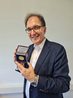 Max-Planck-Direktor Peter H. Seeberger mit der Emil-Fischer-Medaille
