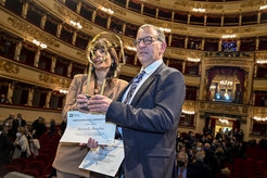 (v.l.n.r.) Prof. Dr. Marcella Bonchio, Prof. Dr. Dr. h.c. Markus Antonietti bei der Verleihung des Preises „Lombardia è Ricerca“ in der Mailänder Scala