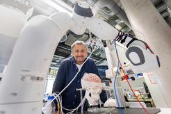 Metin Sitti, Direktor am MPI für Intelligente Systeme, ist ebenfalls an der internationalen Kooperation beteiligt.