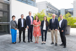 Grußwortgeber/innen und MPIKG-Direktor/innen (v.l.n.r.): Prof. Dr. Karin Jacobs, Prof. Dr. Peter Fratzl, Prof. Dr. Peter H. Seeberger, Ministerin Dr. Manja Schüle, Prof. Silvia Vignolini; Bernd Rubelt, Prof. Dr. Markus Antonietti