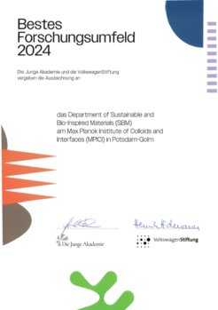 Urkunde zur Auszeichnung der Abteilung SBM des Max-Planck-Instituts in Potsdam-Golm als beste Forschungsumgebung 2024, unterzeichnet von Vertretern der Jungen Akademie und der VolkswagenStiftung.