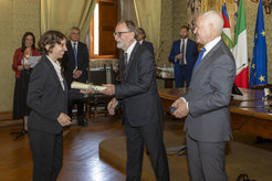 Martina Delbianco receives the Feltrinelli Giovani Award from Roberto Antonelli (President of the Accademia dei Lincei) and Carlo Doglioni (Vice President of the Accademia dei Lincei).
